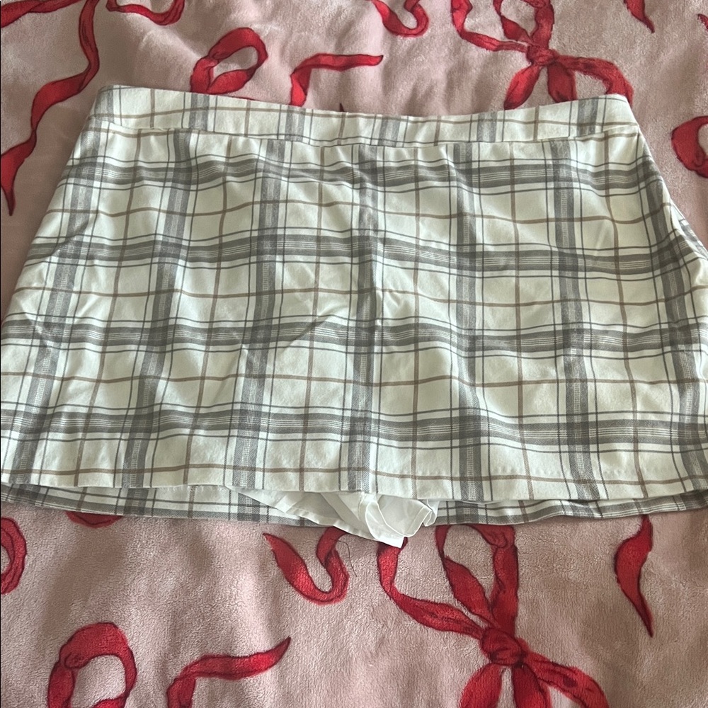 Abercrombie & Fitch Checkered Skirt in White and Gray